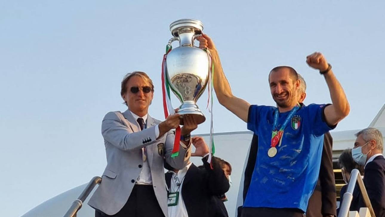 Azzurri bei Ankunft in Rom begeistert gefeiert