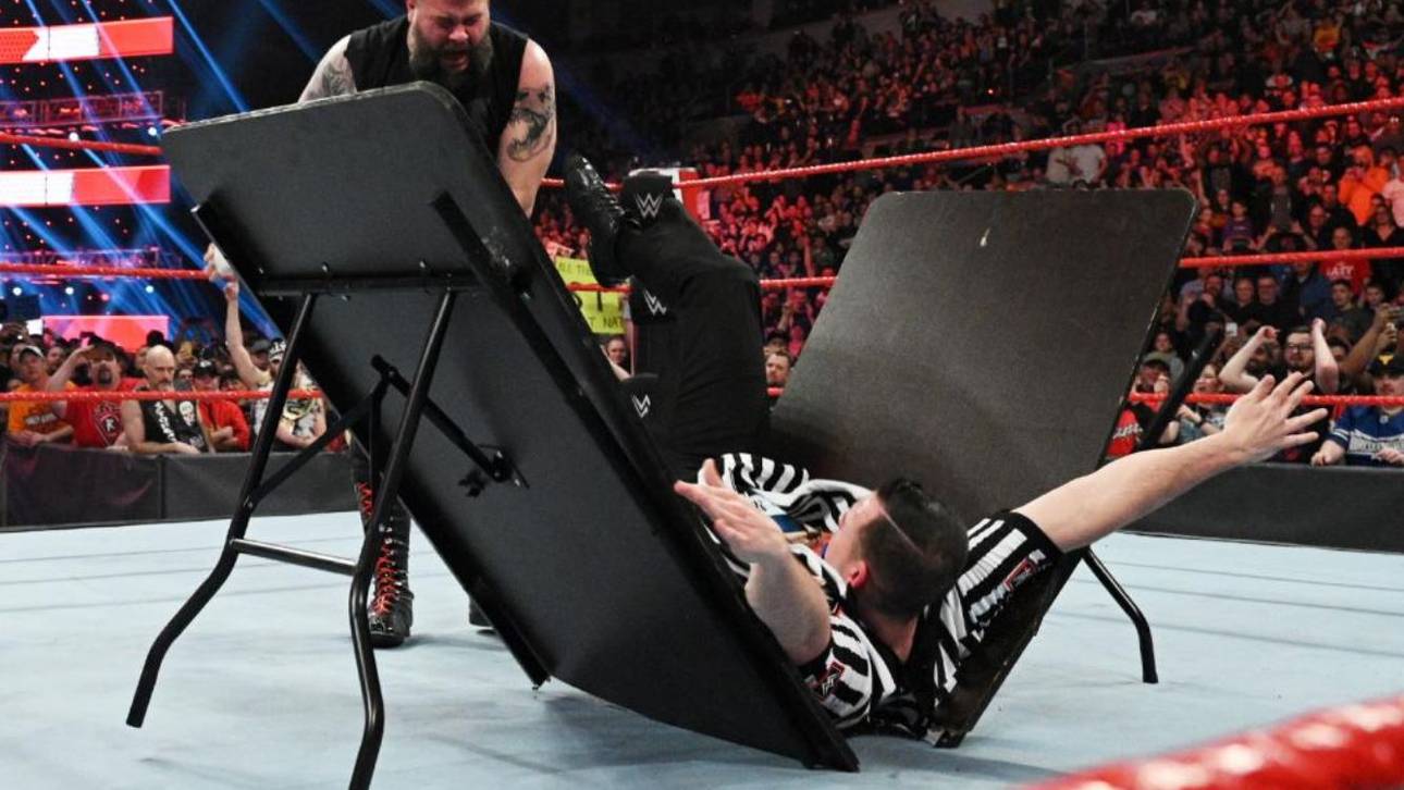 WWE: Owens geht auf Referee los