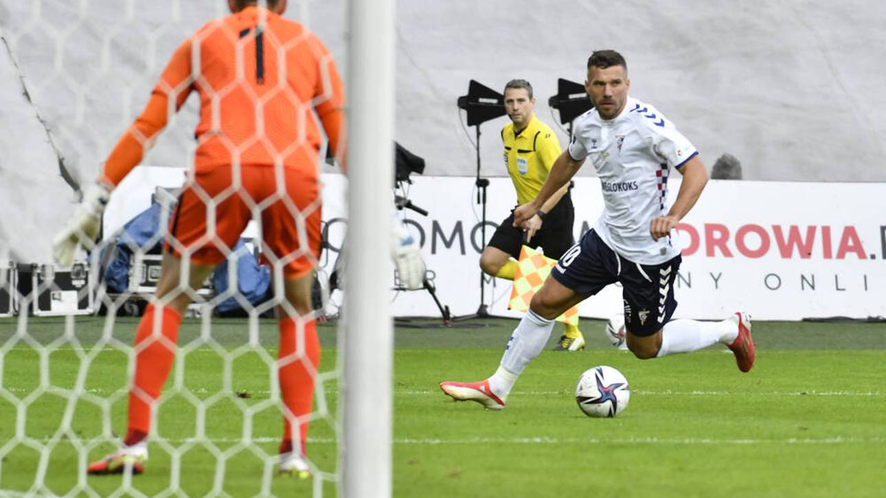 Podolski feiert Sieg bei Comeback