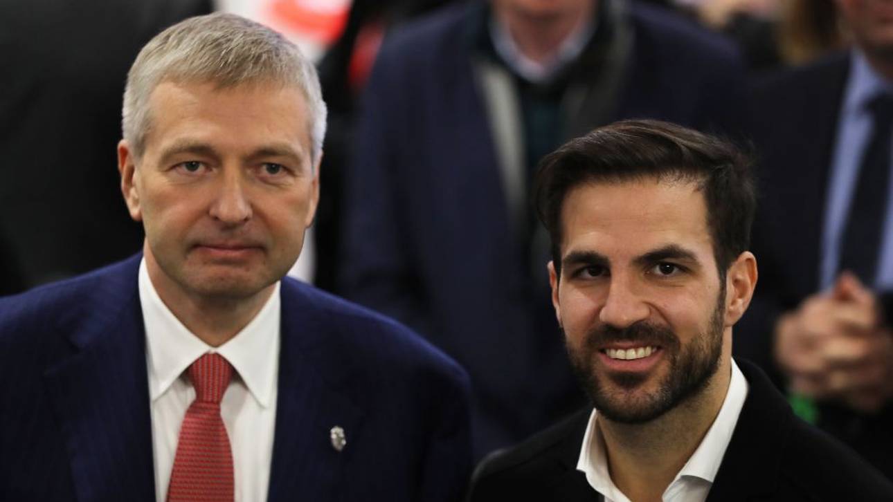 Dmitri Rybolovlev (l., mit Cesc Fabregas) zieht beim AS Monaco die Fäden