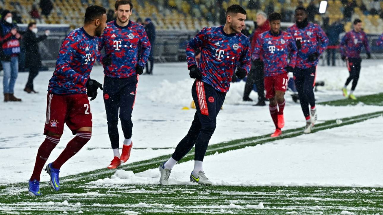 Flitzer stört Bayern-Spiel – Polizei greift ein