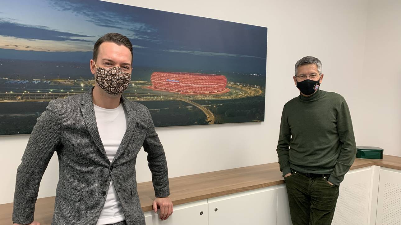 Bayern-Präsident Herbert Hainer (r.) steht SPORT1-Chefreporter Florian Plettenberg Rede und Antwort