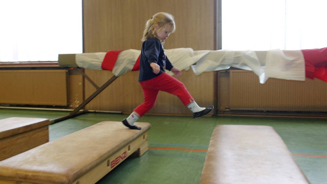 Zum Turnen können Kinder schon ab ein bis drei Jahren