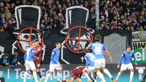 Einige Anhänger von Holstein Kiel provozieren vor der Partie gegen RB Leipzig mit geschmacklosen Bannern und attackieren dabei unter anderem Jürgen Klopp.