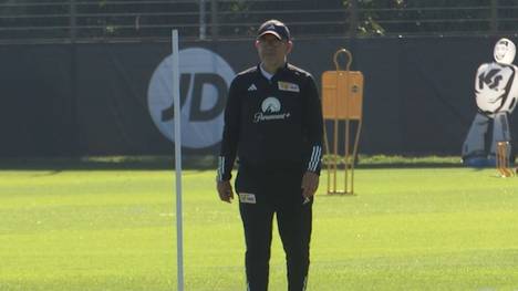 Am Samstag trifft der Tabellenletzte Mainz 05 auf Union Berlin. Für Mainz-Trainer Urs Fischer wird die Partie besonders emotional: Der Schweizer kehrt erstmals als Gegner an seine frühere Wirkungsstätte zurück. Fischer war fünf Jahre Cheftrainer von Union Berlin und prägte die erfolgreichste Phase der Vereinsgeschichte. Unter seiner Leitung erreichten die Eisernen sensationell die Champions League und etablierten sich dauerhaft in der Bundesliga.