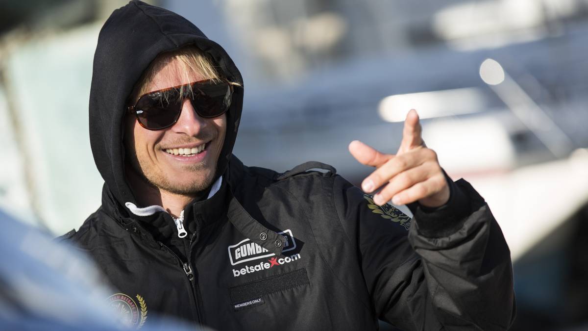 Big-Wave-Surfer Sebastian Steudtner hat gut lachen: Für die größte gerittene Welle der zurückliegenden Saison wurde er mit dem "XXL Biggest Wave Award ausgezeichnet"