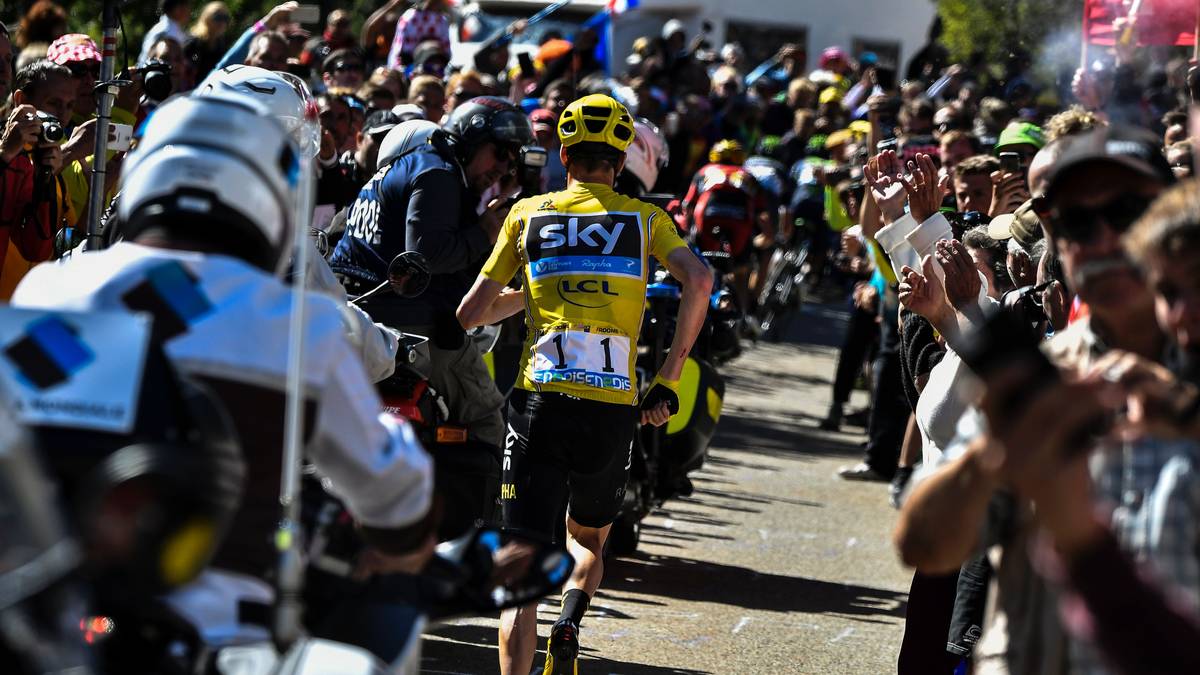 Froome, dessen Rad nicht mehr fahrtüchtig war, rannte zu Fuß den Berg hinauf Richtung Ziel...