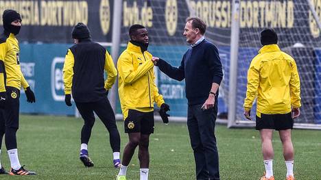 Youssoufa Moukoko ist der jüngste Bundesliga-Spieler aller Zeiten. Da ließ es sich BVB-Boss Hans-Joachim Watzke nicht nehmen persönlich zu gratulieren.