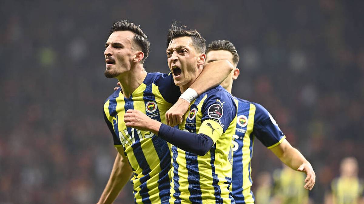 Gelb-Rot und Özil-Tor: Fenerbahce gewinnt irres Istanbul-Derby