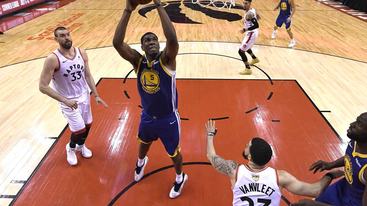 Zuletzt war über diverse Verstärkungen spekuliert worden. So auch über Kevon Looney von den Golden State Warriors. Platz für einen Max-Contract wäre jetzt auf jeden Fall. Im Team soll neben LeBron James und Davis einzig Kyle Kuzma bleiben. Der Rest wird neu gesucht