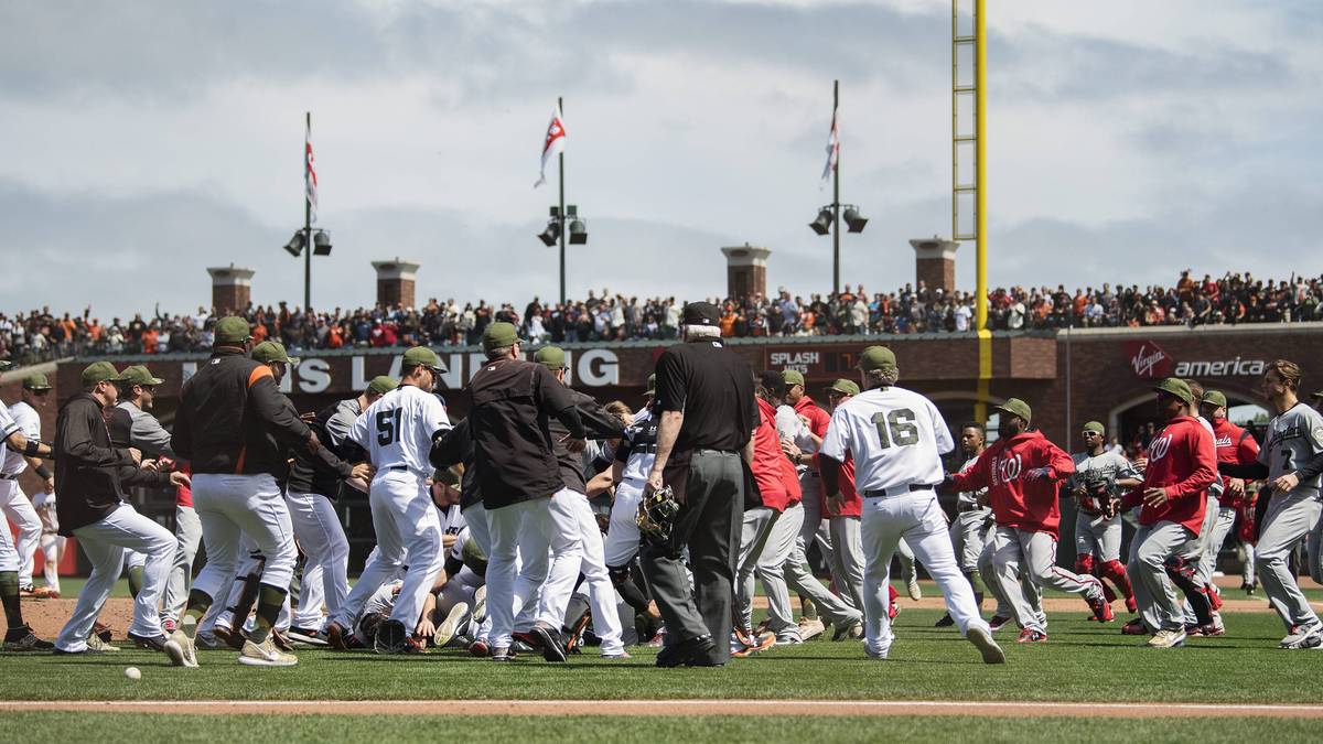 Es eilen immer mehr Umstehende hinzu und beteiligen sich an der körperlichen Auseinandersetzung. DIe kompletten Bänke beider Teams leeren sich, sämtliche Mitspieler stürmen aufs Feld