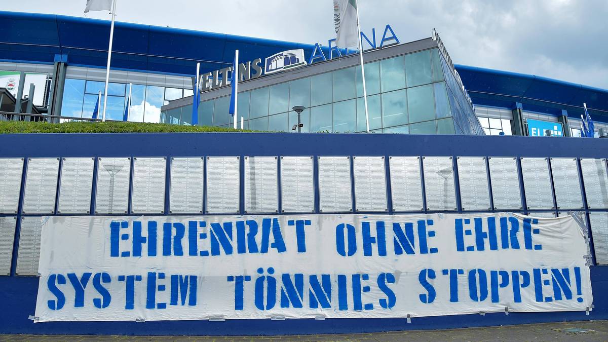 Viele Schalker Fans fordern einen Rücktritt von Clemens Tönnies