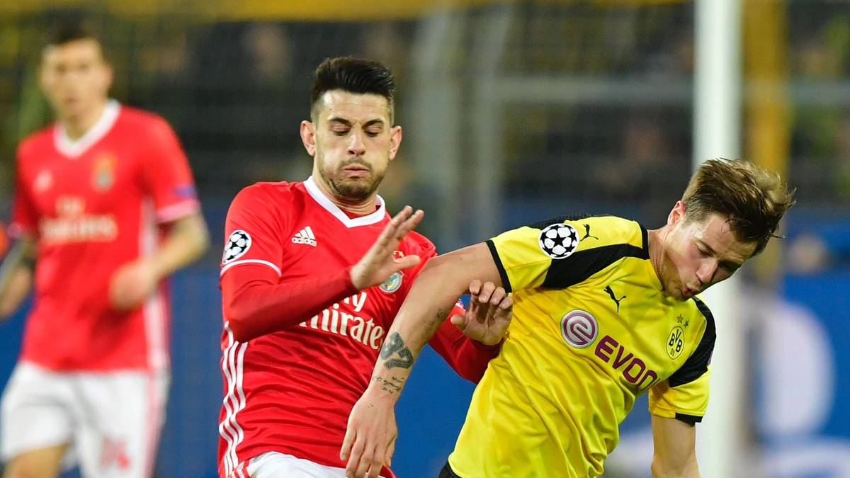 ERIK DURM: Arbeitete auf der rechten Bahn gut gegen den Ball. Sicherte Dembele und Pulisic gut ab. Ihm gelang mit der Vorlage zum 4:0 auch offensiv noch ein Impuls. SPORT1-NOTE: 2,5