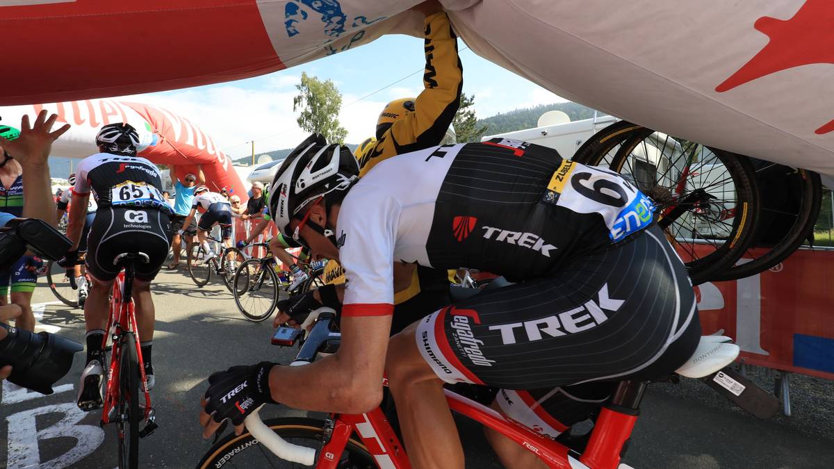 Daher heißt es fortan 'Kopf einziehen', auch wenn ein Helfer sein Bestes tut, um den Fahrern eine Passiermöglichkeit zu bieten