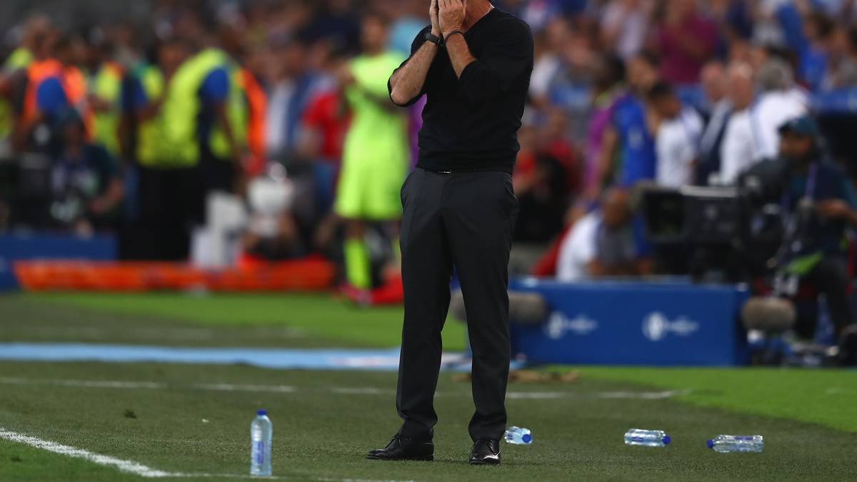 Nach dem Elfer-Krimi mit Happy-End gegen Italien folgte im Halbfinale das bittere Aus, mit 0:2 unterlag Deutschland EM-Gastgeber Frankreich. Spielerisch überzeugte Löws Team gegen die Equipe tricolore, weswegen die Bilanz des Turniers insgesamt positiv ausfiel. Mit fünf Halbfinal-Teilnahmen bei Welt- und Europameisterschaften stellte Löw zudem einen Rekord auf