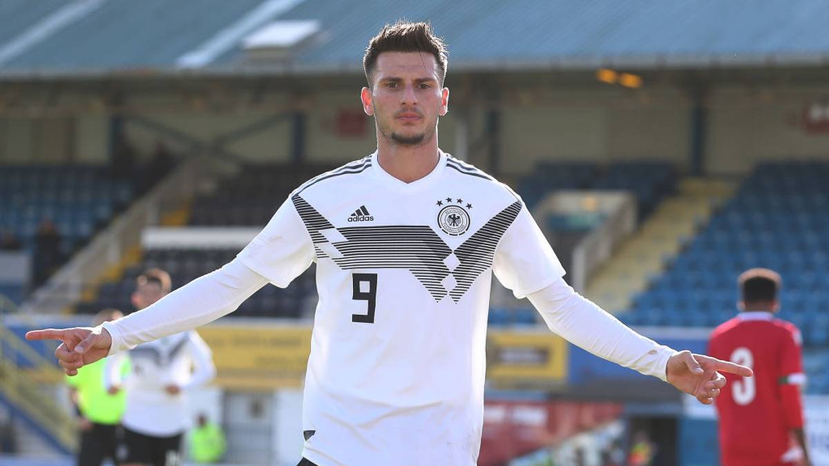 LEON DAJAKU: Auch er ist 18, auch er ist deutscher Nationalspieler bei den Junioren. Bei Bayern II ist er auf der rechten Außenbahn nicht mehr wegzudenken. Bei den Profis hat er es bislang einmal in den Kader geschafft. In Zukunft wird das wohl öfter der Fall sein