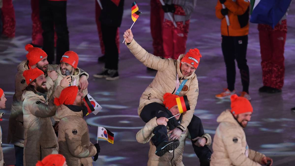 Die deutschen Eishockey-Helden nehmen völlig euphorisch an der Abschlussfeier teil. Sie sind vom Gewinn der Silbermedaille noch ganz beglückt