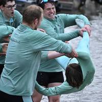 Weil die Themse verschmutzt ist, fällt beim legendären Ruderduell der Universitäten Cambridge und Oxford diesmal wohl eine Tradition ins Wasser.