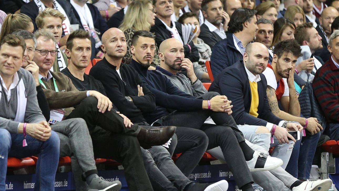 Sandro Wagner (6.v.l.) war am Mittwochabend als Zuschauer bei den Basketballern des FC Bayern