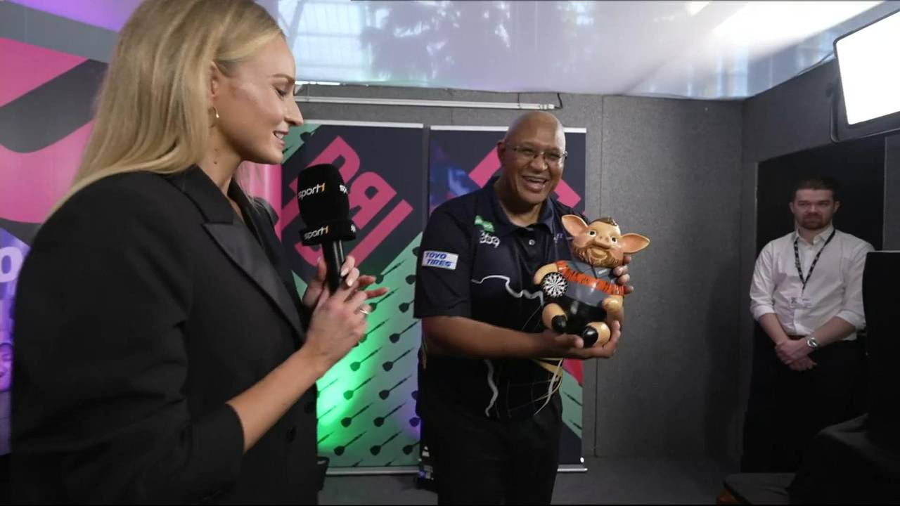 Darts WM 2024: Simon Adams amüsiert sich über das Darts-Phrasenschwein