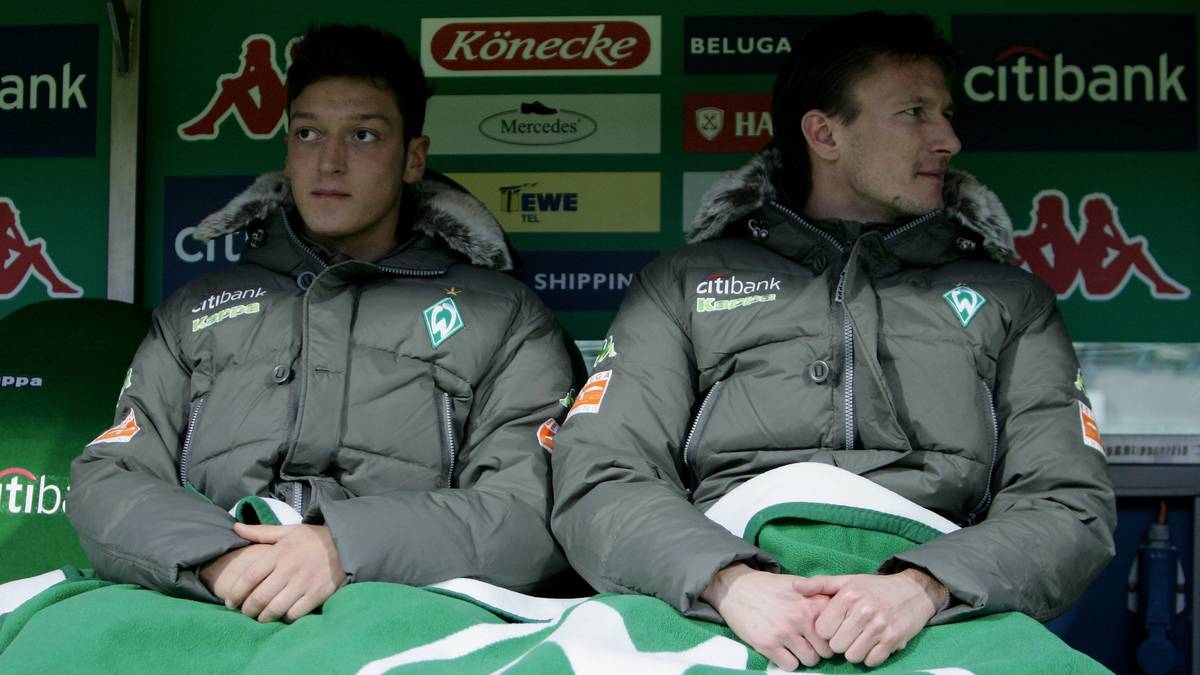 PLATZ 3 - MESUT ÖZIL: Nach seiner ersten Kadernominierung für Werder Bremen sitzt das Supertalent im Winter 2008 tatsächlich 90 Minuten auf der Bank - das soll sich aber schnell ändern. Für fünf Millionen Euro holen die Bremer ihn von Schalke 04 und verkaufen ihn 2010 für 18 Millionen Euro an Real Madrid. 2013 überweist Arsenal dann sogar satte 46 Millionen Euro an die Königlichen