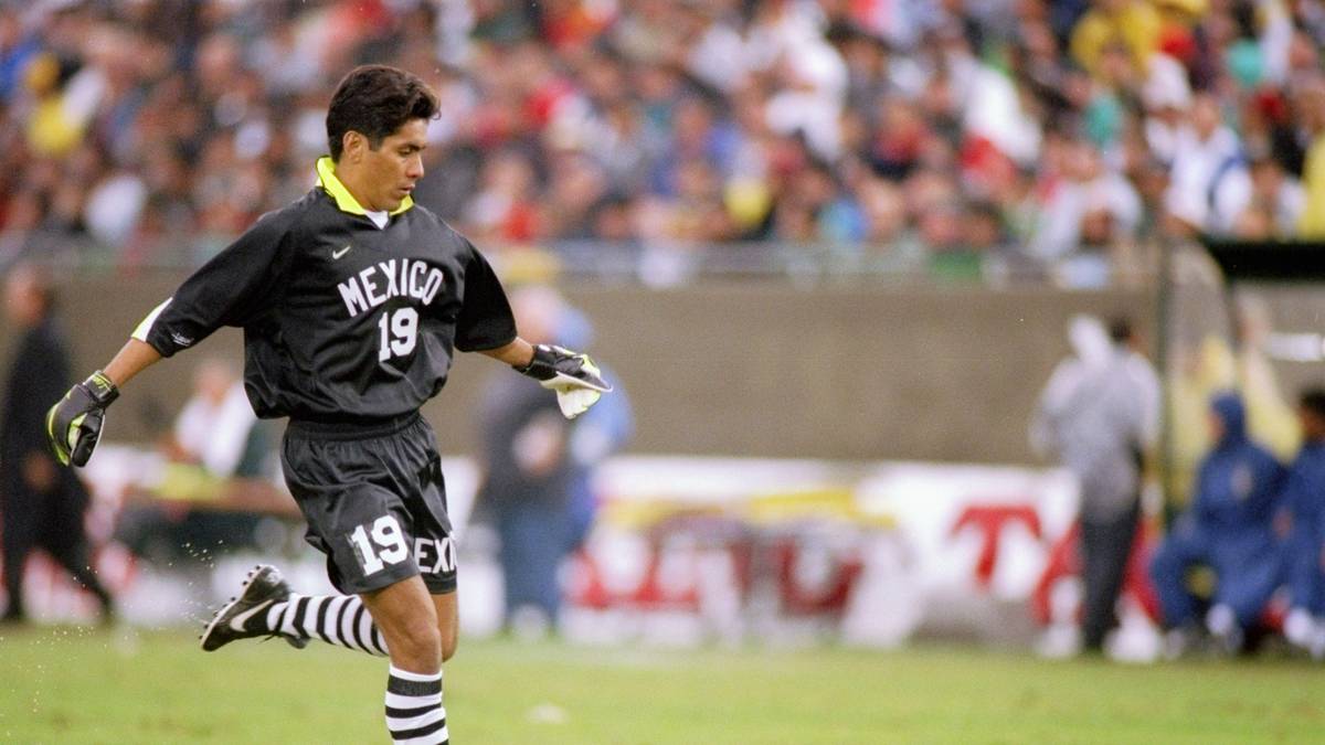 Der Paradiesvogel aus Mexiko agiert gelegentlich auch als Stürmer. Jorge Campos macht 40 Tore in seiner Karriere. Wie Ceni ist auch er Freistoßspezialist. Auf diese Weise erzielt der Torwart 31 Treffer