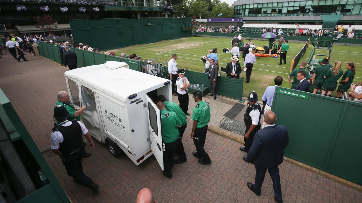 Die Sanitäter verabreichten der US-Amerikanerin schmerzlindernde Medikamente. Aber erst nach 20 Minuten kann Mattek-Sands auf der Trage zum Krankenwagen transportiert werden
