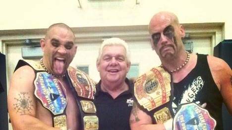 Die Headbangers Mosh (l.) und Thrasher (r., mit Trainer Larry Sharpe) treten wieder bei WWE an