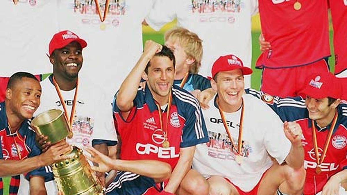 Bei der Siegesfeier missversteht Elber den Pokal als neuesten Schrei der Hutmode