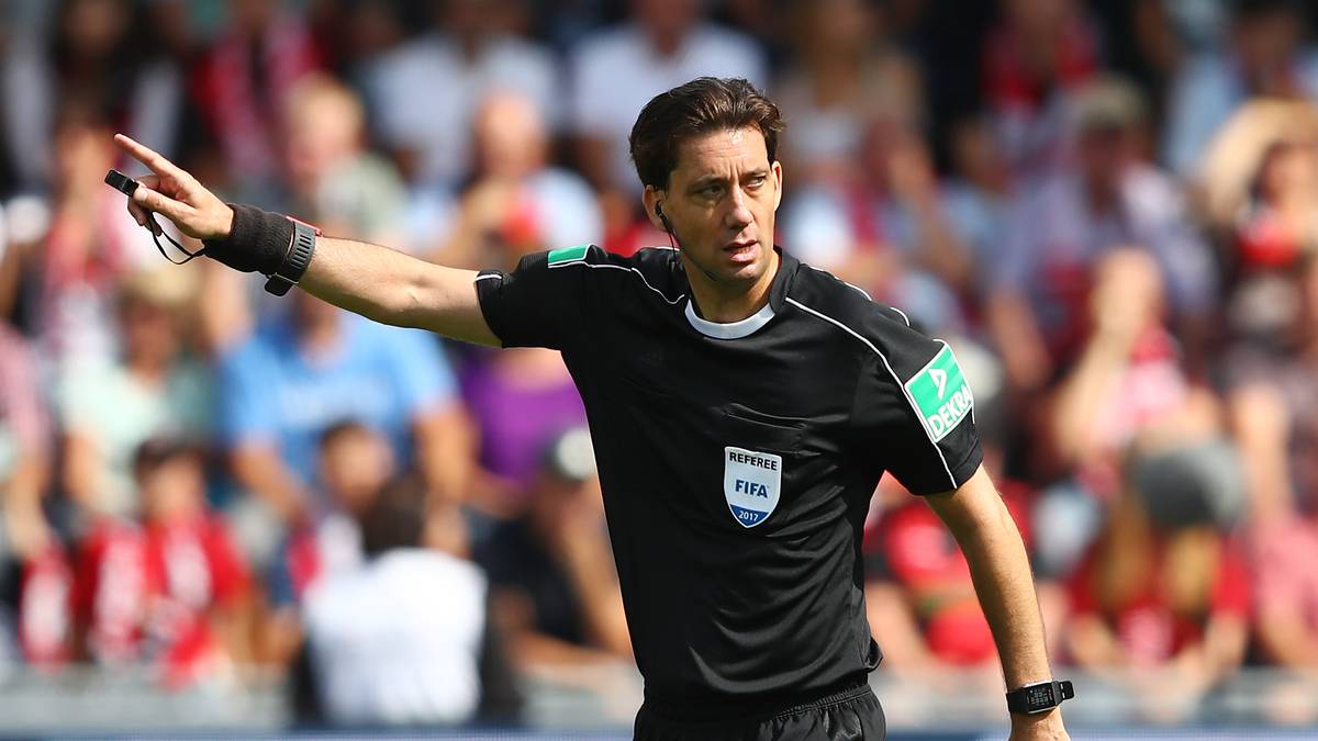 Schiedsrichter Manuel Gräfe bekommt dann auch die Info vom Videoassistenten: Bevor Florian Niderlechner den Pass auf Kleindienst spielte, stand er im Abseits. Gräfe entscheidet: Kein Tor!