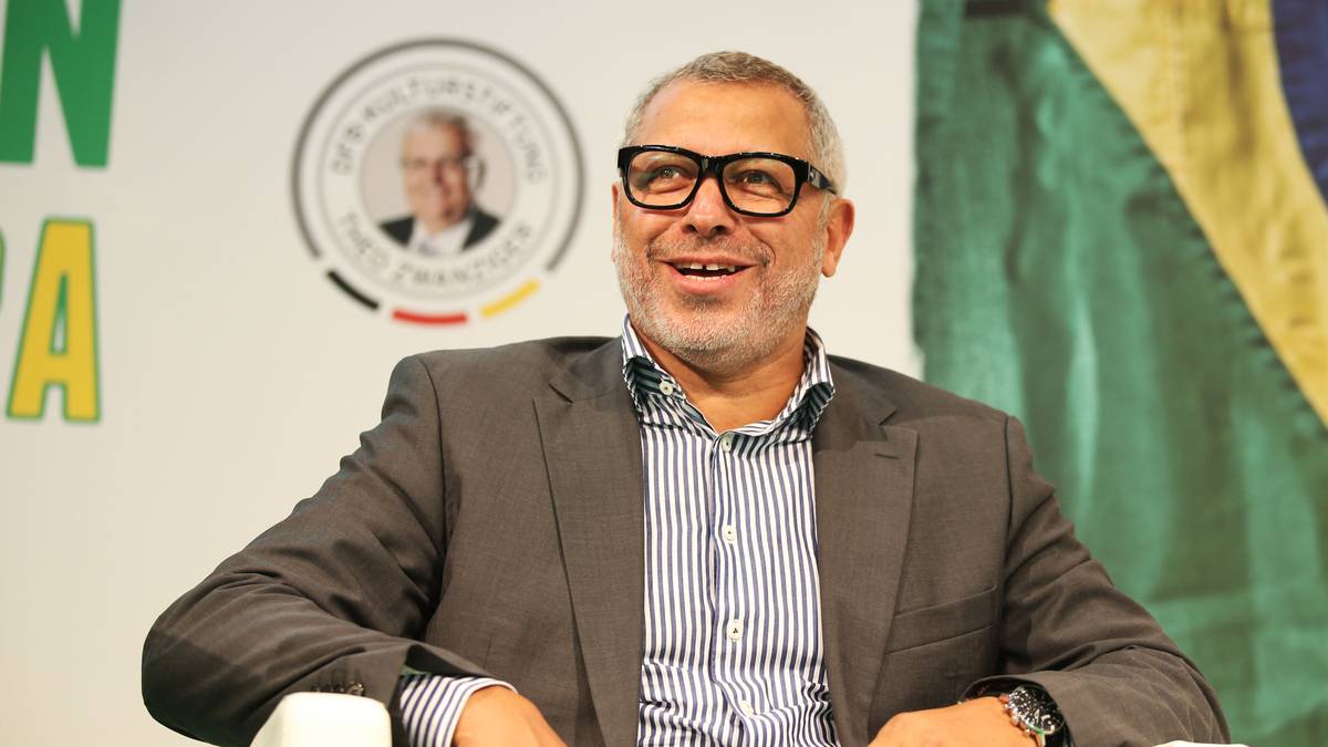 1997 startete er seine Fernsehkarriere beim Deutschen Sportfernsehen (heute SPORT1), u.a als Moderator der Call-In-Show "Mittendrin". Später arbeitete Hartwig (hier als Integrationsbotschafter des Deutschen Fußball-Bundes) auch als Theaterschauspieler und hatte einen Gastauftritt in der ZDF-Serie "SOKO 5113"