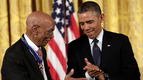 US-Präsident Barack Obama übergibt 2013 die "Presidential Medal of Freedom" an Ernie Banks
