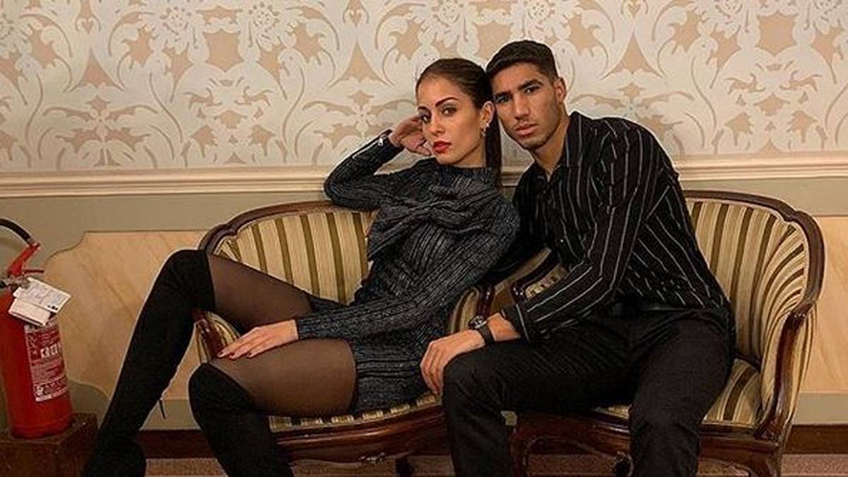 Anlässlich des 32. Geburtstags seiner Angebetenen veröffentliche der 19 Jahre alte BVB-Youngster auf Instagram das erste gemeinsame Foto des Paares. Der Post endete mit den recht eindeutigen Worten: "Ich liebe dich"