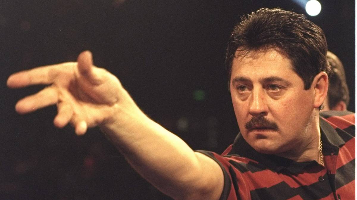 Im Endspiel wartet Landsmann Dennis Priestly, der sich im alten Verband immerhin auch schon einmal die WM-Krone (1991) gesichert hatte. Trotzdem: Taylor ist der haushohe Favorit - und geht richtig baden. Priestly zerlegt ihn mit 6:1 und wird erster PDC-Weltmeister