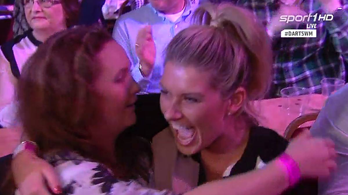 Dennoch ist der Jubel im Publikum enorm: Hier feiert seine Frau Sammi Marsh-Wade, ein ehemaliges Walk-On-Girl