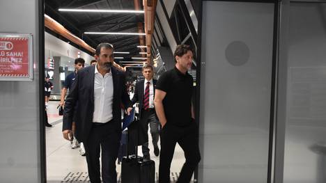 Trainer Fatih Tekke verkündet nach dem Europa-League-Aus live seinen Rücktritt - doch der Klub akzeptiert diesen nicht. Statt Abschied heißt es plötzlich: Tekke bleibt Trainer!