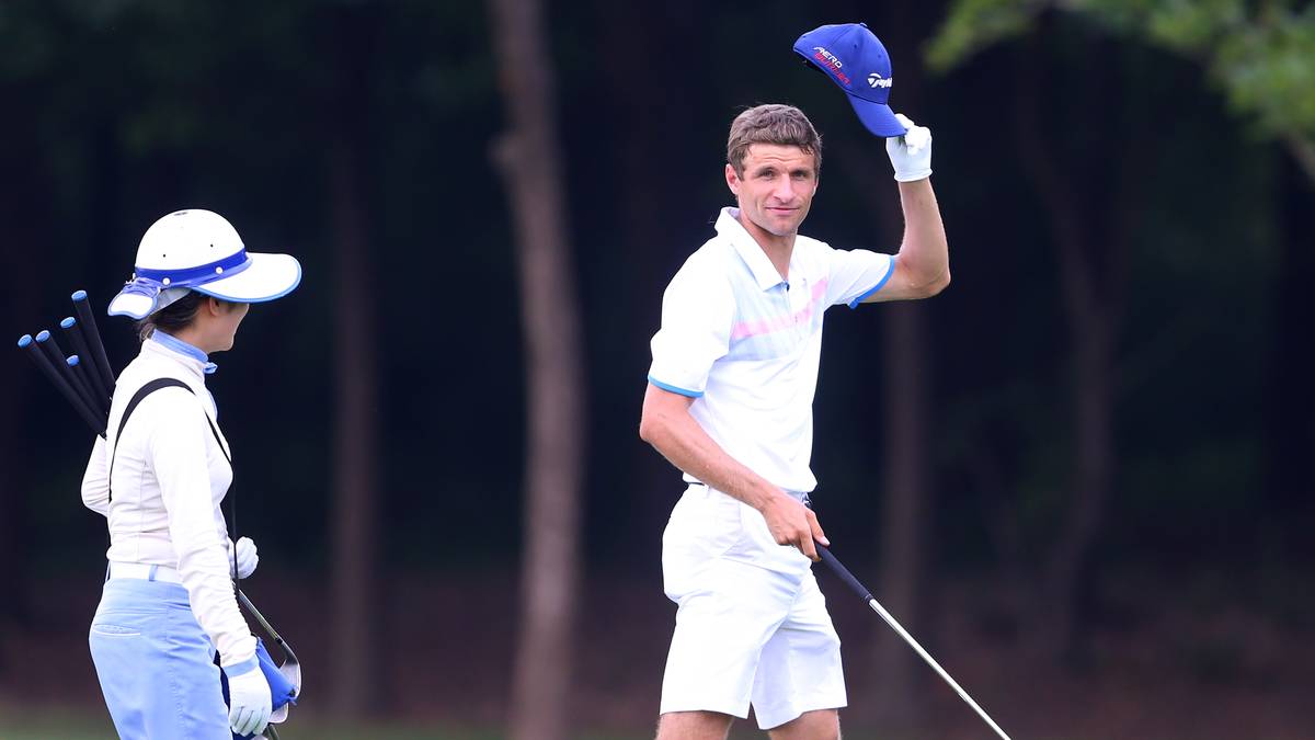 Immer wieder lässt sich der 27-Jährige auf dem Grün ablichten. Sein Handicap ist mit 6 richtig stark. Mal schauen, wer ihn aus dem Pro-Am-Feld besiegen kann: Für Amateure wird das schwer, die teilnehmenden Golf-Profis sollten damit aber keine Probleme haben