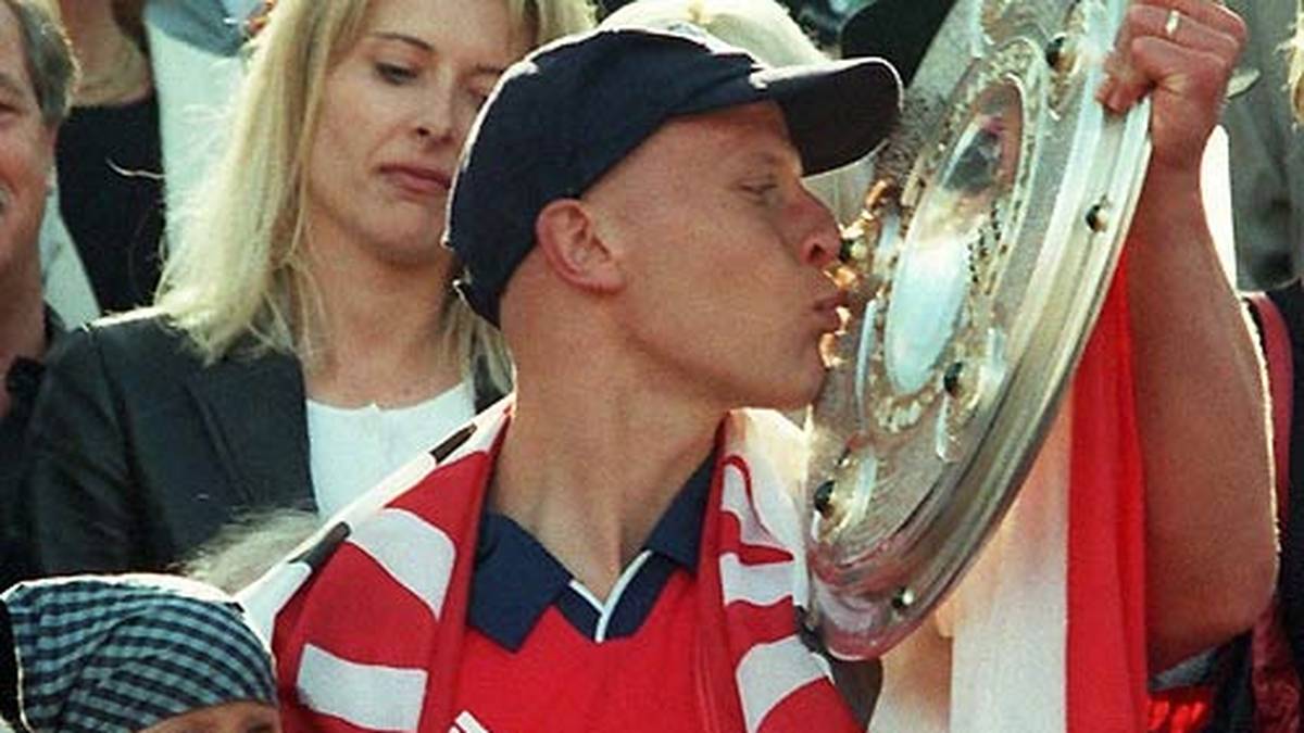 Zwei Wochen später dann Bayerns nächster großer Triumph über Bremen: Am 34. Spieltag ebnet ein 3:1-Sieg gegen Werder die Meisterschaft - weil Konkurrent Leverkusen zugleich an einem Örtchen namens Unterhaching verliert. Hier küsst Doppeltorschütze Carsten Jancker die Schale