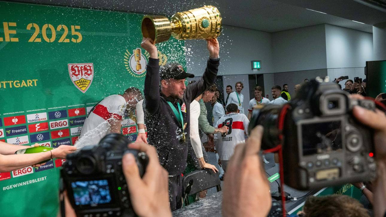 VfB-Trainer Hoeneß im Siegesrausch
