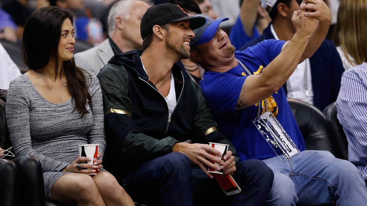 Unerkannt möchte auch Michael Phelps bleiben. Der Schwimmer steht trotzdem für ein Selfie mit einem Fan bereit