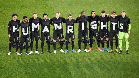 Die deutsche Nationalmannschaft im Frühjahr vor dem Spiel gegen Island: Zeichen gegen Menschenrechtsverletzungen