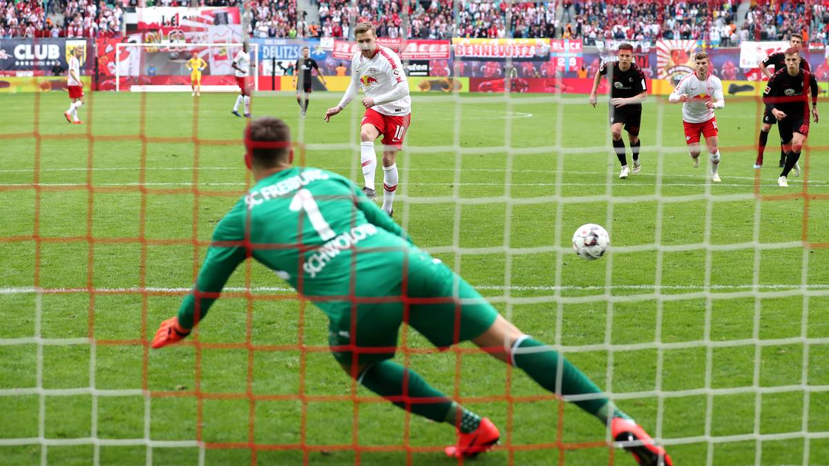 STRAFSTOSS: Während der Torhüter beim Strafstoß bis jetzt mit den Fußspitzen auf der Torlinie stehen musste, muss sich künftig nur noch ein Teil seines Fußes auf oder über der Linie befinden