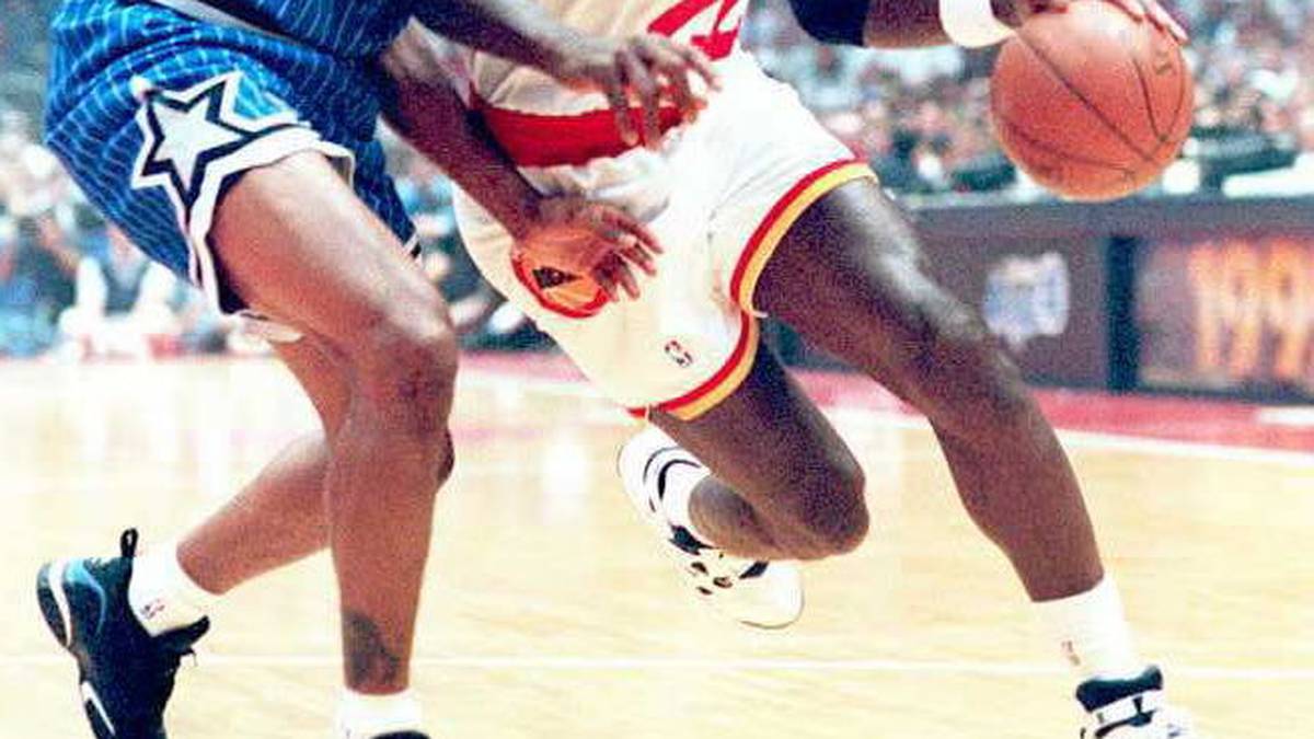 PLATZ 14: Für Clyde Drexler zahlt sich sein Wechsel im Februar 1995 von den Portland Trail Blazers zu den Rockets aus. Mit "The Glide" verteidigt das Team aus Texas die NBA-Meisterschaft erfolgreich