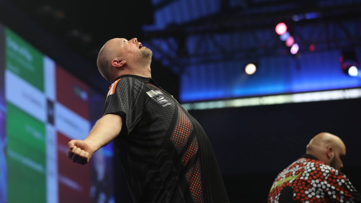 PLATZ 3 - Raymond van Barneveld (Niederlande): Der fünfmalige Weltmeister ist der einzige Spieler neben van Gerwen, der in jedem Spiel einen Average über 100 spielte. Gepaart mit guten Checkout-Quoten ließ "Barney" nie etwas anbrennen