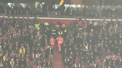 Auf der Tribüne der Allianz Arena muss ein Zuschauer behandelt werden