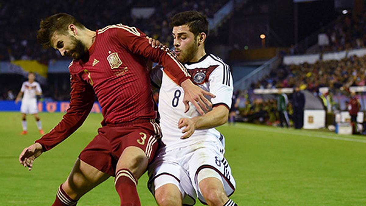 Die erste Halbzeit, in der Hoffenheims Kevin Volland (r.) für das DFB-Team aufläuft, ist am Beginn eher ereignsarm