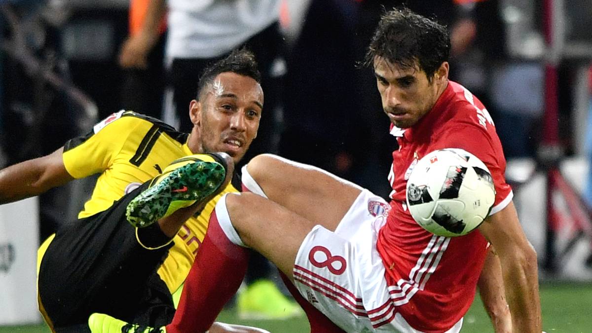 Pierre-Emerick Aubameyang im Bodenkampf mit Martinez 