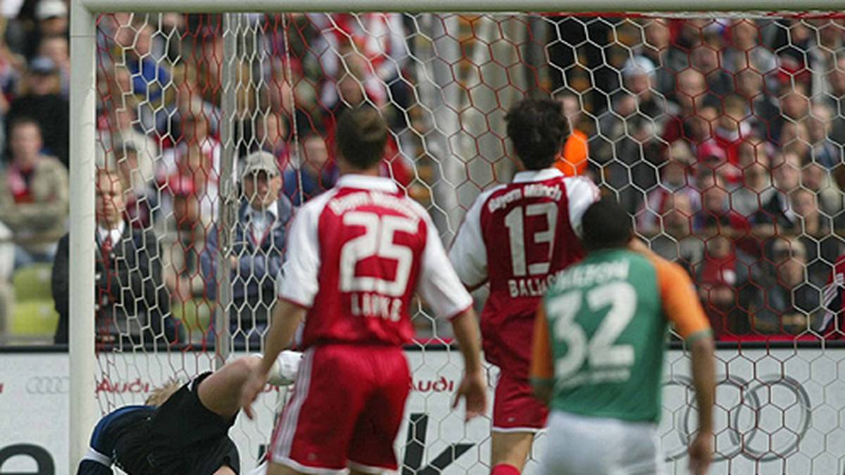 Ailton trifft nach Toren von Ivan Klasnic und Johan Micoud zum 3:0, Bayern-Torwart Kahn kann nichts machen. Die Bremer holen sich auch den DFB-Pokal und machen das Double perfekt