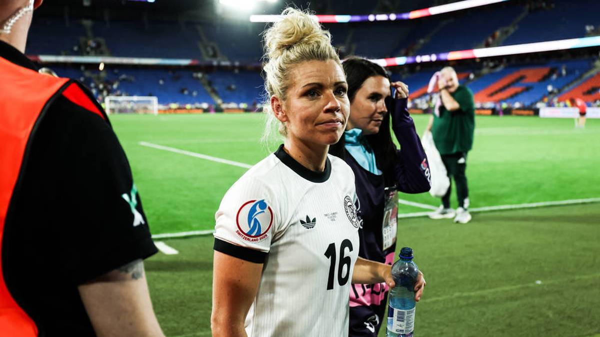 Sie nutzte ihr Wissen aus Theorie und Praxis. Sie wuchs in einer Großfamilie auf. Mit vier Brüdern und zwei Schwestern begann sie in Omas Garten mit dem Fußball. Da war Platz, "und es gab sehr viel, was wir kaputtschießen konnten", erzählte sie einmal. Als Spielmacherin sind ihre Dribblings gefürchtet. 