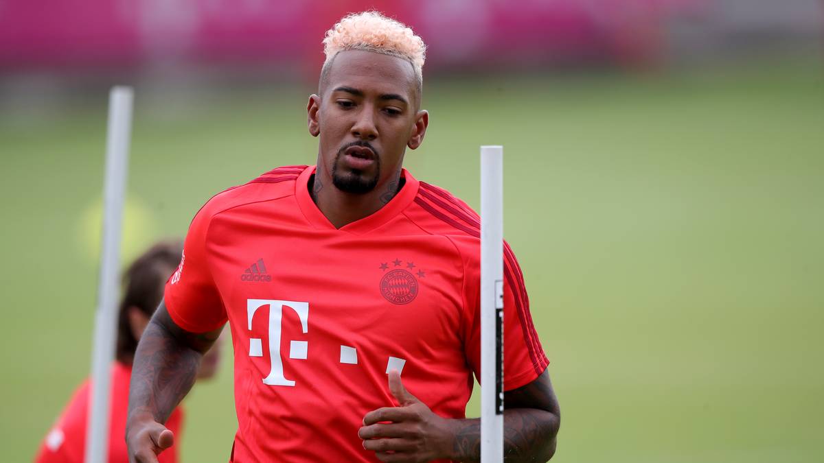 ... auch Jérôme Boateng trainierte auf dem Platz. Mit seiner erblondeten Haarpracht war der Innenverteidiger, der den Rekordmeister womöglich noch verlassen wird, kaum zu übersehen